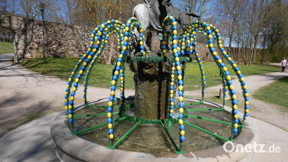 Der Osterbrunnen in Waldsassen in der Parkanlage Schwanenwiese mit aktuellem Bezug Bild: hmr