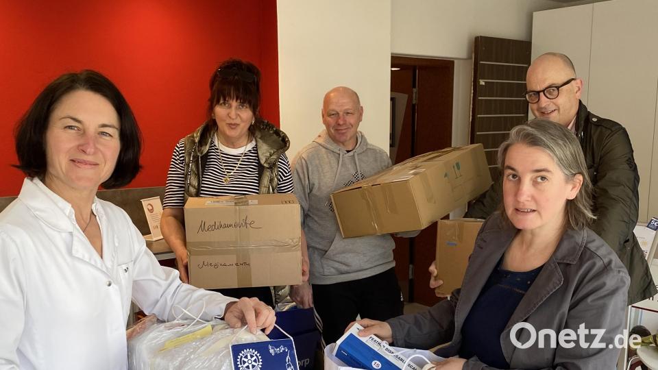 Carmen Bock (von links), Vera und Uwe Fleischer, Christian Deglmann und Susanne Friedrich-Kraus verpacken die Medikamente, welche der Rotary-Club Weiden-Max Reger gespendet hat, für den Transport in die Westukraine. Bild:  Rotary-Club Weiden-Max Reger/exb
