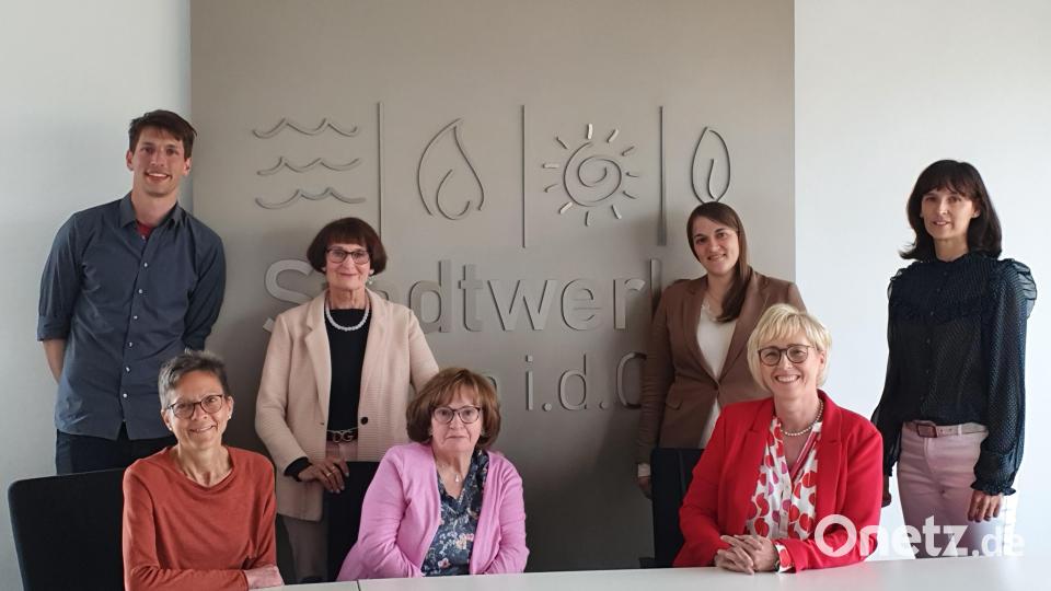 SPD-Frau Ronja Endres (hinten, Zweite von rechts) mit Christine Melischko (rechts) und Thorsten Witzer (links) von den Stadtwerke. Mit dabei eine Abordnung von AsF-Frauen mit Vorsitzender Sabine Zeidler (sitzend, rechts). Bild: Lowak