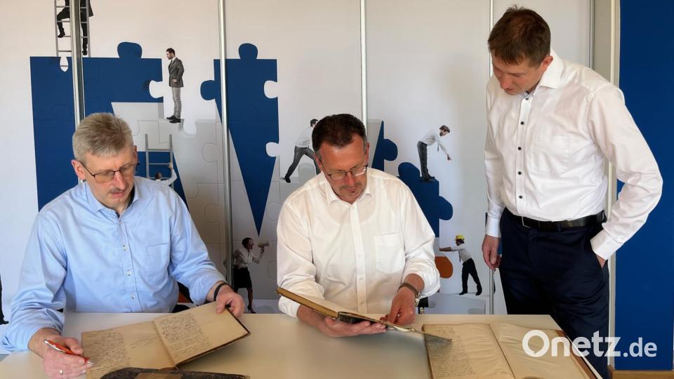Vorstandssprecher Joachim Geyer (Mitte) blättert mit seinen Vorstandskollegen Robert Haubner (links) und Thomas Keck (rechts) in alten Protokollbüchern. Bild: njn