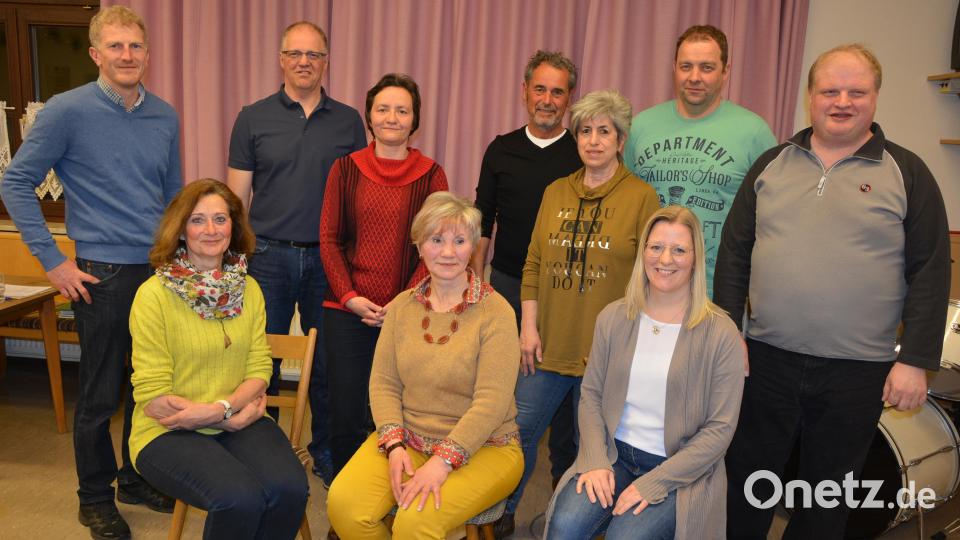 Das Führungsteam des Obst- und Gartenbauvereins Münchenreuth mit (vorne sitzend, von links) dem gleichberechtigten Vorstandstrio Luzia Ernst, Maria Schicker und Sonja Heindl sowie stehend (von links) Wolfgang Hecht, Gerhard Ernstberger, Kreisfachberaterin Manuela Pappenberger, Rudi Kunz, Andrea Eckstein, Max Ernstberger und Reinhard Grillmeier. Bild: jr