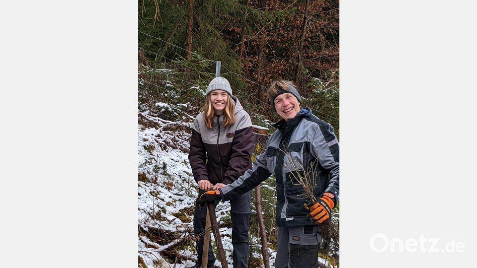 Ella. und Nicole bereiten ein Pflanzloch vor. Bild: Verena Bauer/exb