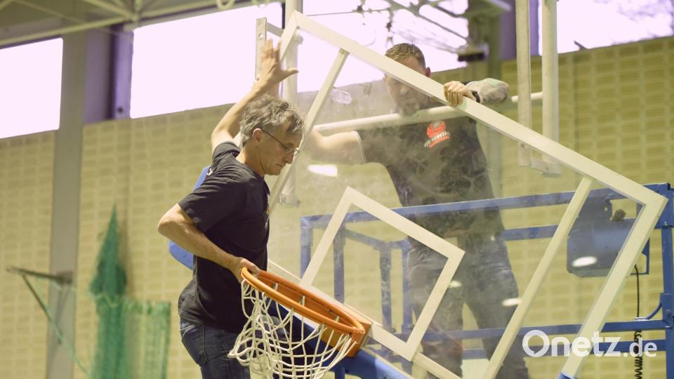 Boris Mattausch (links) und Markus Zachmann montieren die Körbe im Gymnasium ab. Die hängen nun in Windischeschenbach. Bild: : Tobias Schwarzmeier