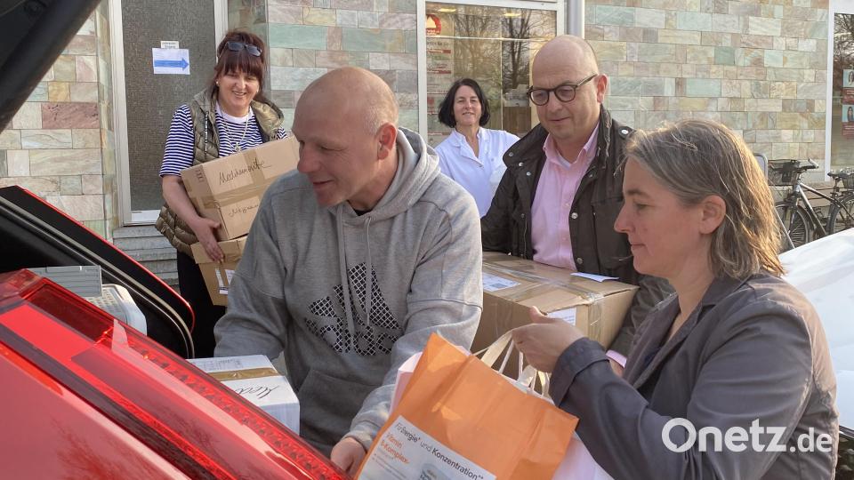 Die Medikamente, welche der Rotary-Club Weiden Max-Reger gespendet hat, werden von Vera und Uwe Fleischer, Carmen Bock, Christian Deglmann und Susanne Friedrich-Kraus (von links) zum Transport in die Westukraine in den Wagen geladen. Bild:  Rotary-Club Weiden Max-Reger/exb