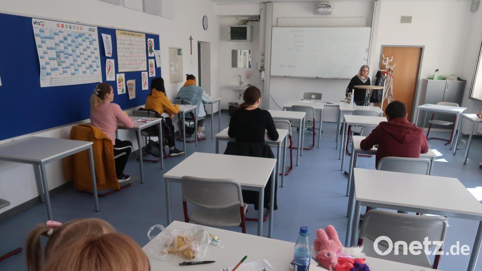 Im Nebenzimmer werden die Eltern in Deutsch unterrichtet und auf den Alltag vorbereitet. Bild: Kunz