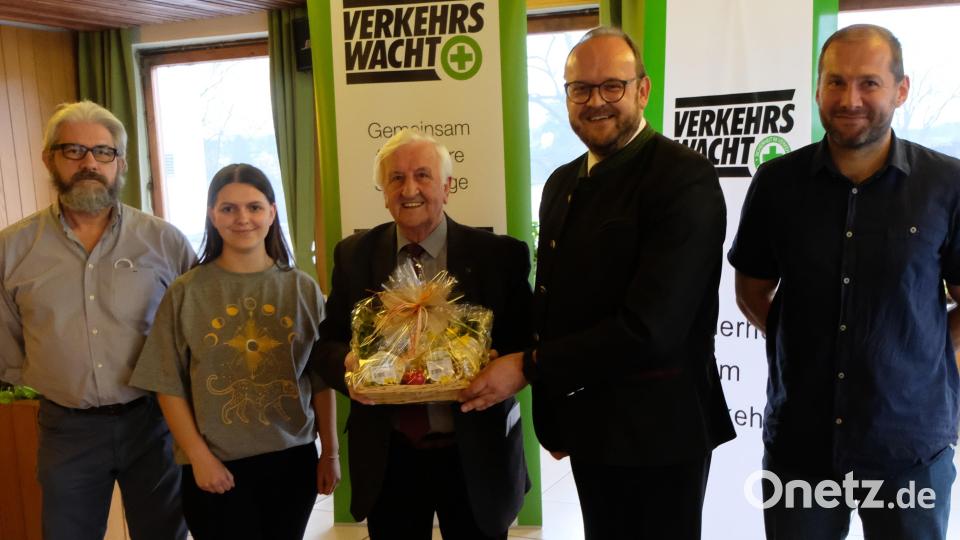Dankbare Anerkennung gab es für Bürgermeister a. D. Fred Lehner (Mitte) für seinen jahrzehntelangen Einsatz in der Pressearbeit und zu seinem runden Geburtstag von Geschäftsführer Michael Lauterbach, Schatzmeisterin Selina Deubzer, Landrat Andreas Meier und Schriftführer Jürgen Biller (von links). Bild: le