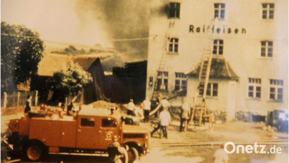 Ein schwarzer Tag der Raiffeisenbank Erbendorf war der 9. August 1960: Das Raiffeisenlagerhaus am Nordbahnhof brannte nieder. Bild: Archiv Jochen Neumann