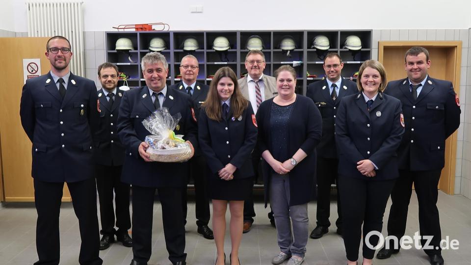 Die Feuerwehr Ebersbach verabschiedet ihren langjährigen stellvertretenden Vorsitzenden Richard Weiß (von links): Vorsitzender Manuel Lindner, Kreisbrandmeister Michael Iberer, Richard Weiß, Kreisbrandinspektor Christof Strobl, Kassenverwalterin Karin Dotzler, Bürgermeister Hans-Martin Schertl, Nicole Schertl, Kommandant Wolfgang Rösch, Schriftführerin Kerstin Mägerl und Zweiter Vorsitzender Andreas Weiß. Bild: rab