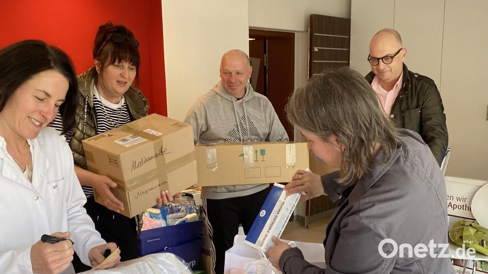 Carmen Bock (von links), Vera und Uwe Fleischer, Christian Deglmann und Susanne Friedrich-Kraus verpacken die Medikamente, welche der Rotary-Club Weiden Max-Reger gespendet hat, für den Transport in die Westukraine. Bild: exb