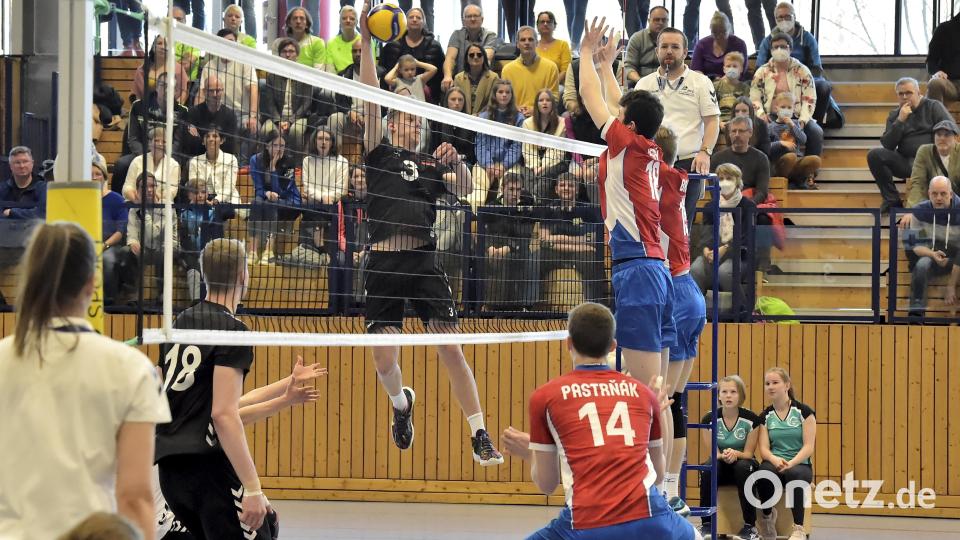 Felix Baumann vom MTV Ludwigsburg kann in dieser Szene den Zweierblock von Tschechien mit Jan Cerny (links) und Tomas Brichta (rechts) am Netz überwinden. Max König vom VC Gotha (links vorne) und Matej Pastrnjak (vorne rechts) sind Beobachter der Aktion. Bild: Hubert Ziegler