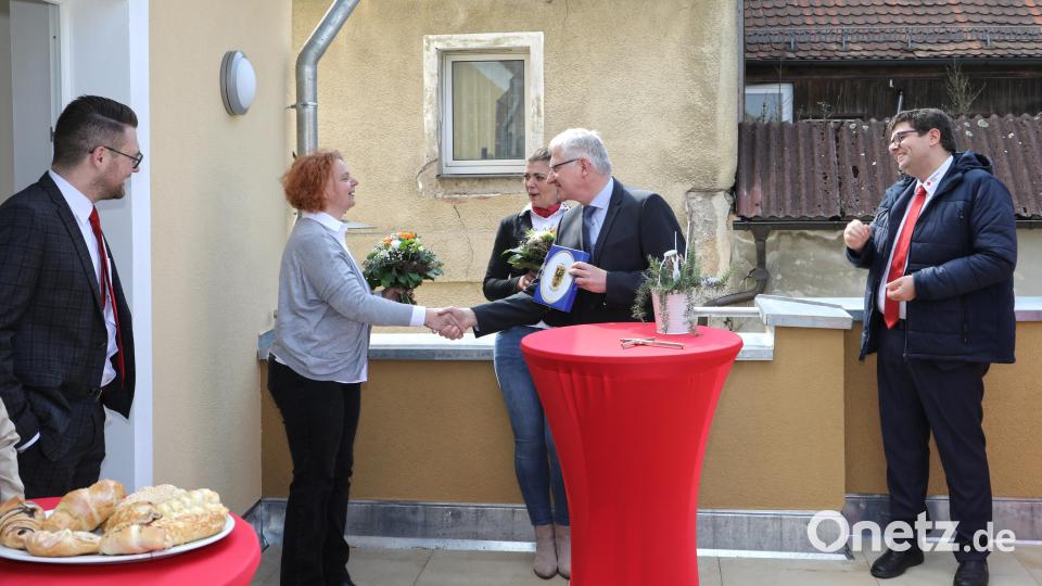 Bürgermeister Johannes Reger (Zweiter von rechts) überreichte an Pflegedienstleiterin Heidi Ohnemüller einen Wappenteller der Stadt. Mit auf dem Bild (von links) der stellvertretende BRK-Kreisgeschäftsführer Sven Lehner, Tanja Weiß und Geschäftsführer Holger Schedl. Bild: njn