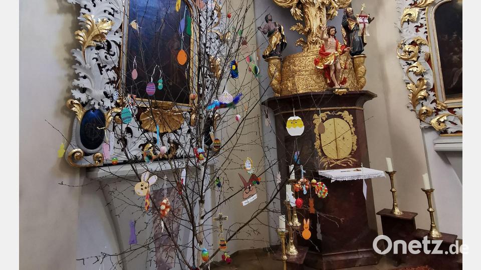 Der fertige Osterbaum bereichert während der Osterzeit die Pfarrkirche. Bild: gz