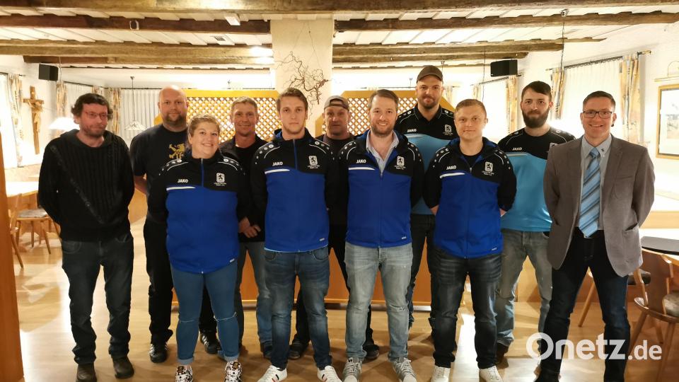 Der Vorsitzende Matthias Brenner (3. von rechts) wurde neuer Beisitzer und der Beisitzer Fabian Brenner (5. von links) neuer Vereinsvorsitzender. Bild: gz