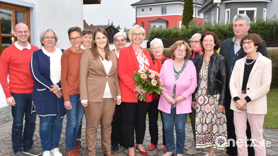 Ronja Endres (Fünfte von links), Vorsitzende der Bayern-SPD, gratuliert dem neuen Vorstand der Arbeitsgemeinschaft sozialdemokratischer Frauen (AsF) in Weiden. Bild: hcz