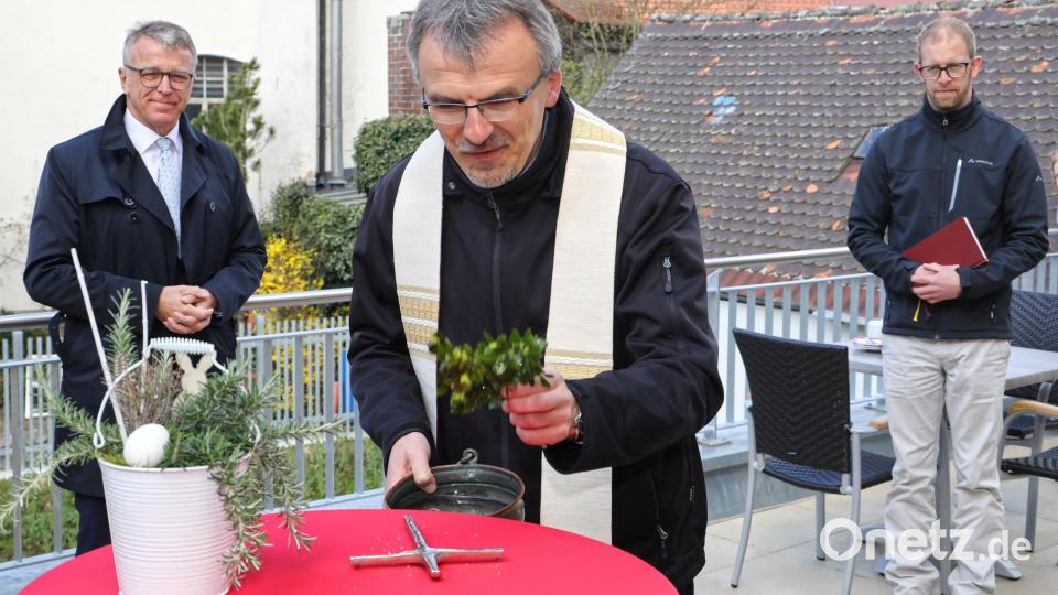 Auf dem Bild (von links) BRK-Kreisvorsitzender Franz Stahl, Pfarrer Martin Besold, der die Kreuzsegnung vornahm, und Pfarrer Manuel Sauer. Bild: njn