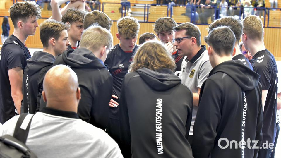 Die deutsche U18- Volleyball - Nationalmannschaft mit ihrem Trainer Dominic von Känel bei einer Auszeit. Bild: Hubert Ziegler