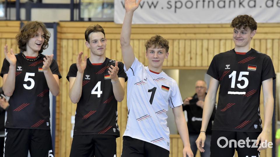 Libero Tim Türpe vom Berliner TSC bei der Begrüßung. Bild: Hubert Ziegler