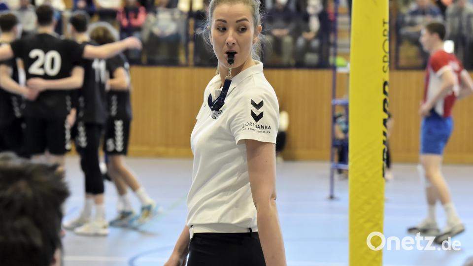 Ema Ivic, ehemalige serbische Profi-Volleyballerin, nun in Diensten des VC Schwandorf, fungierte als Schiedsrichterin beim Länderspiel der deutschen U18-Volleyballer gegen Tschechien. Bild: Hubert Ziegler
