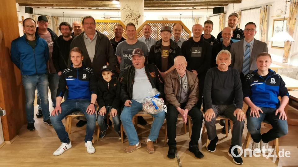 In den Kreis der treuen Mitglieder mischten sich die neuen Ehrenmitglieder Stefan Bösl (stehend, 3. von links) und Günther Hierold (stehend, 4. von rechts). Neuer Vorsitzender ist Fabian Brenner (vorne, links), der mit dem künftigen Beisitzer Matthias Brenner (rechts) das Amt getauscht hat. Bild: gz