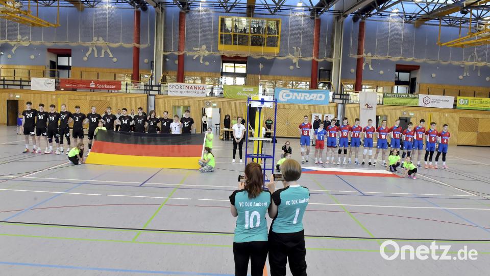 Die beiden U18 - Volleyball - Nationalmannschaften von Deutschland (links) und Tschechien (rechts) bei der Aufstellung zur Nationalhymne in der triMAX-Halle in Amberg. Bild: Hubert Ziegler