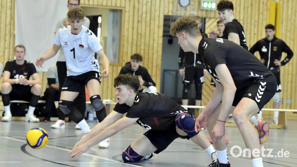 Gewaltig strecken muss sich in dieser Szene Ian Schein (Mitte) vom TSV Grafing, um den Schmetterball der Tschechen noch zu erreichen. Tim Türpe (links) vom Berliner TSC und Felix Baumann (rechts) vom MTV Ludwigsburg sind Beobachter der Aktion. Bild: Hubert Ziegler