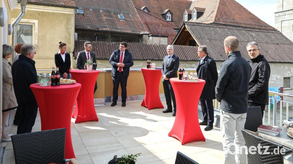 Damit die kleine Feierstunde corona-teschnisch entspannt durchgeführt werden konnte, wurde sie kurzerhand auf die Dachterrasse verlegt. Bild: njn