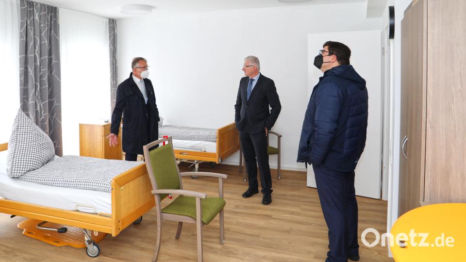 Rundgang durch die Räume. Auf dem Bild (von links) BRK-Kreisvorsitzender Franz Stahl, Bürgermeister Johannes Reger und BRK-Geschäftsführer Holger Schedl. Bild: njn