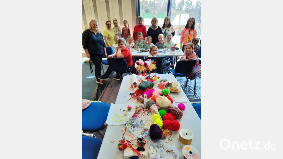 Großes Interesse zeigen die kleinen Künstlerinnen und Künstler in den einzelnen Arbeitsgruppen bei der Bastel- und Malaktion der Musikschule. Petra Frischholz, Caroline Kett, Lilli Dollhopf, Vronita Grünauer und Ulrike Gallitzdörfer (von links) leiten die kleinen Schützlinge fachkundig an. Bild: kwl