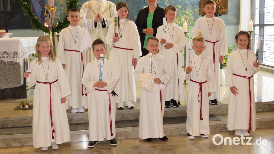 Erstmals durften die Kinder (hier die Gruppe zwei) an den Tisch des Herrn treten. Bild: adj