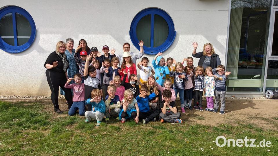 Nach gelungenem Auftakt mit zwei traditionellen Volkstänzen unter Anleitung von Vronita Grünauer, Lilli Dollhopf, Ulrike Gallerdörfer, Carolina Kett und Petra Frischholz versammelte sich die erste Hälfte der Kinder vor dem Musikschulgebäude zu einem gemeinsamen Foto. Bild: kwl