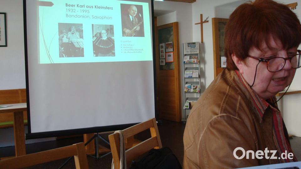 Monika Beer-Helm vom Arbeitskreis Heimatpflege erinnerte beim jüngsten Vortrag im „Erzählcafé“ an viele Mitterteicher Musiktalente. Bild: Werner Männer
