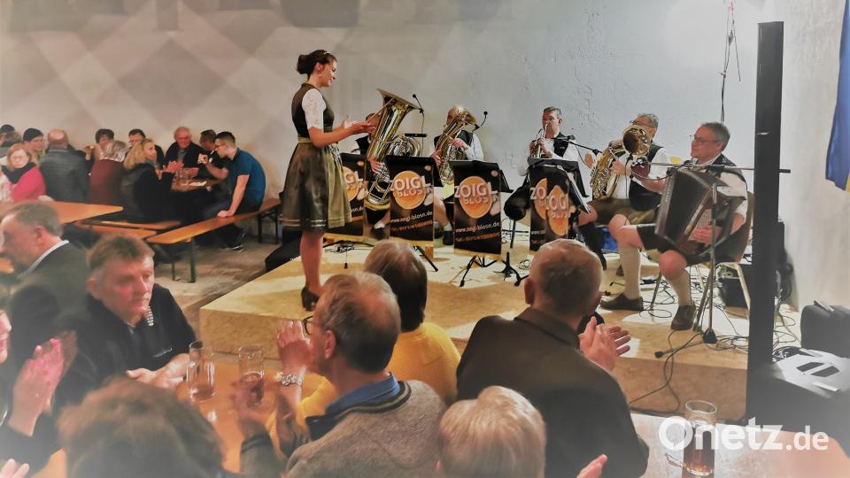 Die Bayerische Bierkönigin Sarah Jäger hatte beim Dirigieren des &quot;Kaiserjäger-Marsches&quot; die Musiker der &quot;Zoigl-Blosn&quot; fest im Blick. Bild: gz