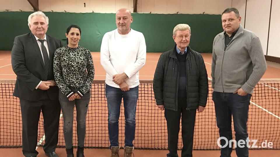 Langjährige Mitglieder ehrte der TC Tirschenreuth im Rahmen seiner Jahreshauptversammlung: (von links) Zweiter Bürgermeister Peter Gold, ATSV-Geschäftsführerin Stefanie Zeus, Hans Schedl, Hans-Robert Friedl und Vorsitzender Claus Bäumler. Bild: kro