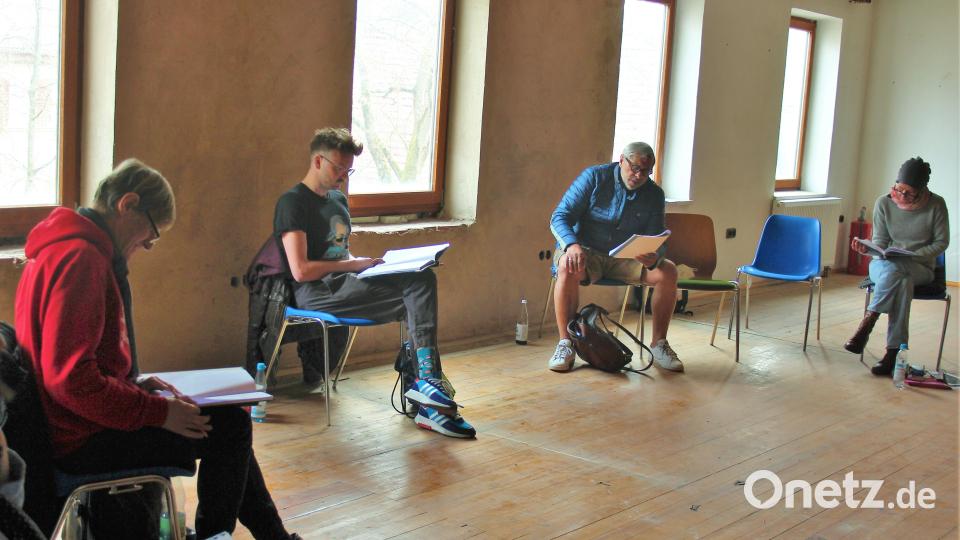 Die Text-/Leseproben für &quot;Amadeus&quot; haben begonnen, Regisseurin Veronika Wolff (rechts) und ihre Schauspieler (v.l.) Paul Kaiser, Philipp Moschitz und Jimmy Hartwig sind ins Stück vertieft. Bild: stg