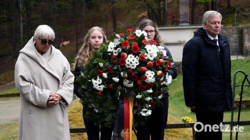 Zu den Rednern zählten Kulturstaatsministerin Claudia Roth (links) und Landtagsvizepräsident Karl Freller (rechts). Bild: Gabi Schönberger