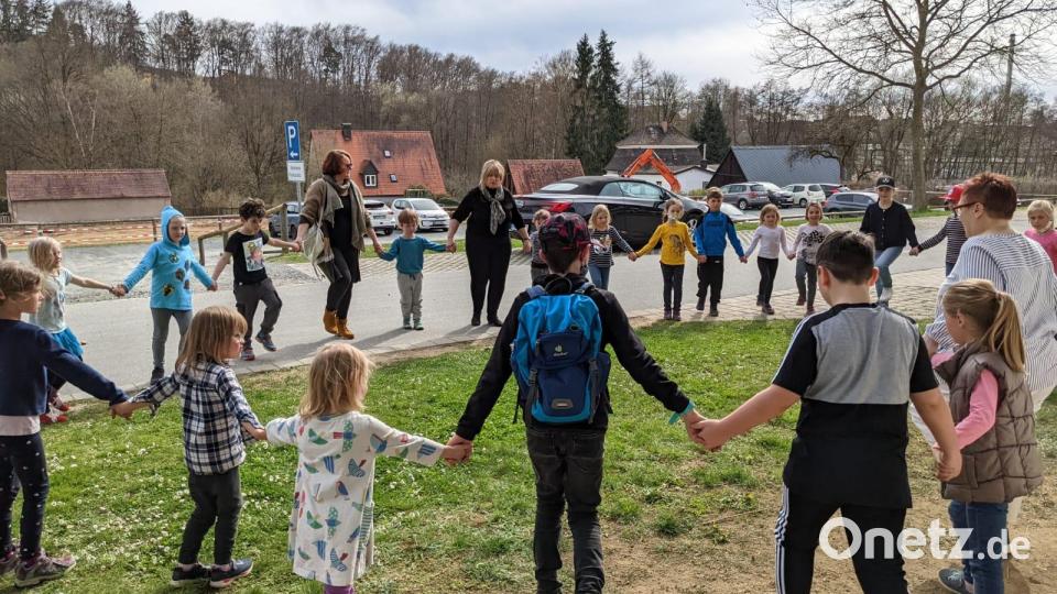 Auftakt ist für die Kids vor dem Musikschulgebäude mit zwei traditionellen Volkstänzen unter Anleitung von Vronita Grünauer, Carolina Kett, Petra Frischholz, Ulrike Gallitzdörfer und Lilli Dollhopf. Bild: kwl