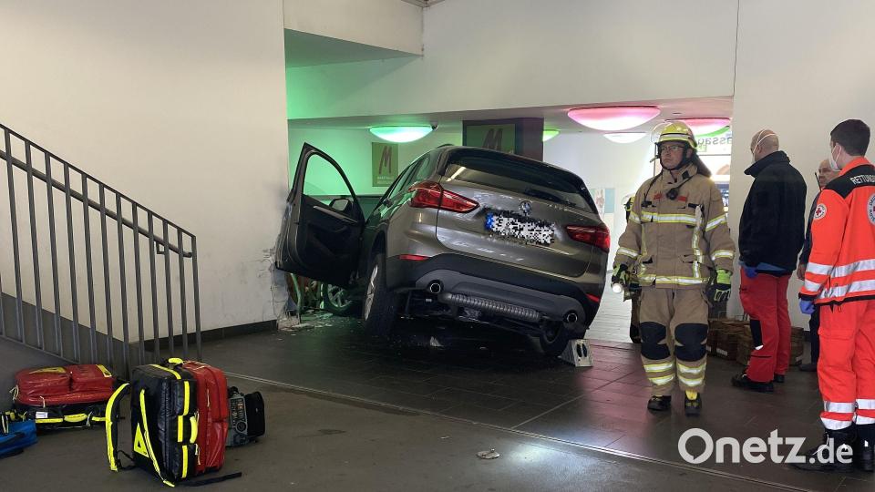 Der Rentner konnte nicht verhindern, dass sein Auto über den Bordstein rumpelte und in den angrenzenden Treppenaufgang zu den Kassenautomaten krachte. Bild: Polizeiinspektion Süd