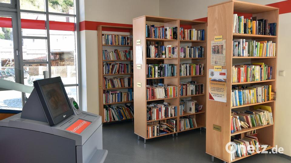 Der öffentliche Bücherschrank stand drei Jahre lang im Vorraum der Rosenberger Sparkasse - nun muss er dort ausziehen. Bild: Stephan Huber