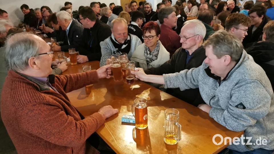 Der wohl dienstälteste Kommunbraumeister Georg Zierer senior genießt mit seinen 94 Jahren mit den Gästen das Jubelfest. Bild: gz