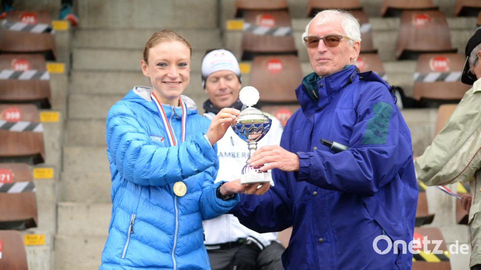 Pokal für die Oberpfalzmeisterin im 10-Kilometer-Rennen, Maria Kerres (links), überreicht von Bernhard Saurenbach. Bild: Andreas Brückmann