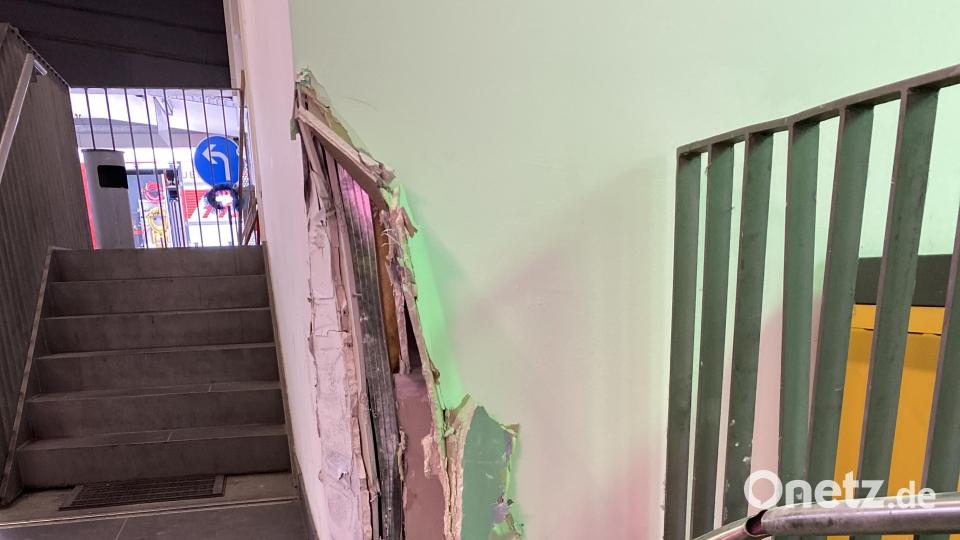 Der Schaden am Gebäude und der Schranke wird nach ersten Erkenntnissen auf mindestens 10.000 Euro geschätzt, der am Pkw auf rund 8.000 Euro. Bild: Polizeiinspektion Süd