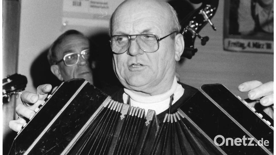 Karl Beer aus Kleinsterz mit seiner &quot;Quetschn&quot; bei einer Veranstaltung im Bärensaal. Bild: Archiv Werner Männer