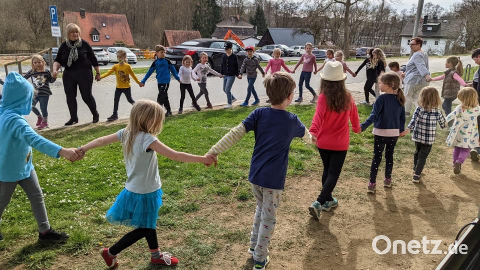 Auftakt ist für die Kids vor dem Musikschulgebäude mit zwei traditionellen Volkstänzen unter Anleitung von Vronita Grünauer, Carolina Kett, Petra Frischholz, Ulrike Gallitzdörfer und Lilli Dollhopf. Bild: kwl