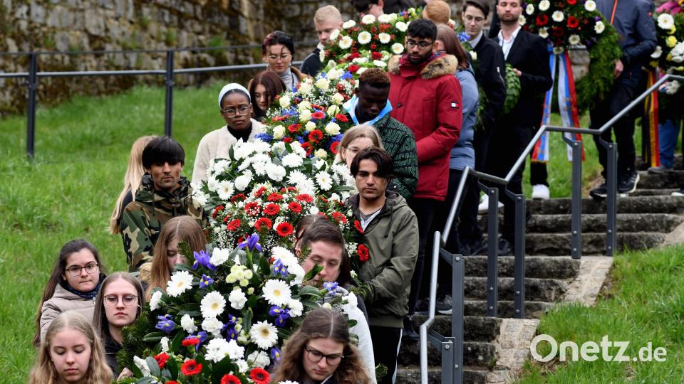 Jugendliche legten "Im Tal des Todes" in der Gedenkstätte Blumenkränze ab. Bild: Gabi Schönberger