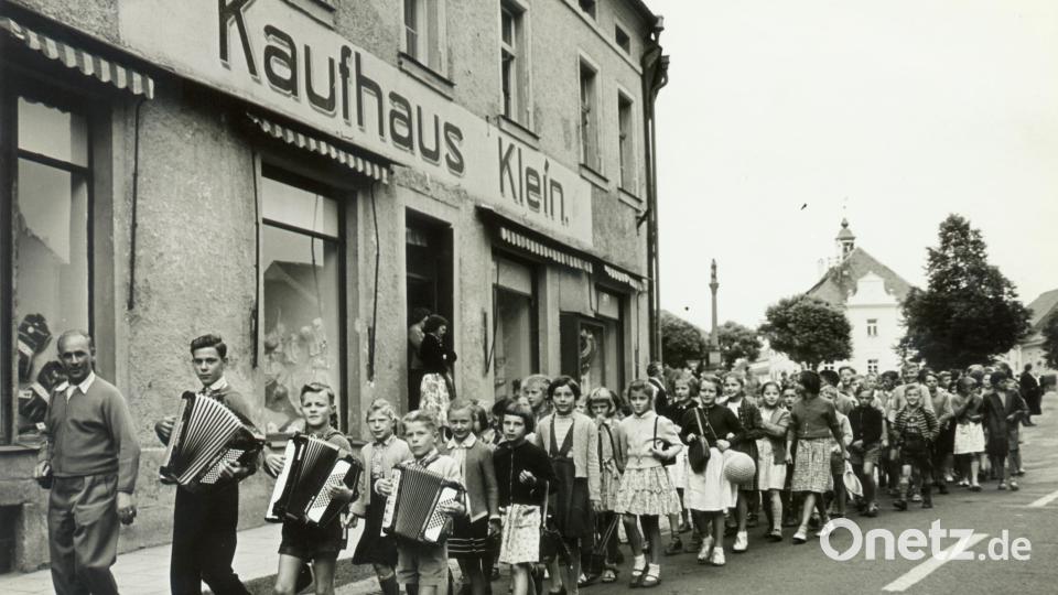 Heinrich Bornschlegl (links) bei einem Ausflug mit der Akkordeonschule und der Singschule in Mitterteich vor dem ehemaligen Kaufhaus Klein (heute Bäckerei Sölch). Bild: Archiv Werner Männer