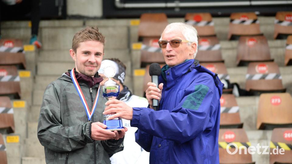 Christoph Sturm bekommt den Pokal für die Oberpfalzmeisterschaften im 10-Kilometer-Lauf. Bild: Andreas Brückmann