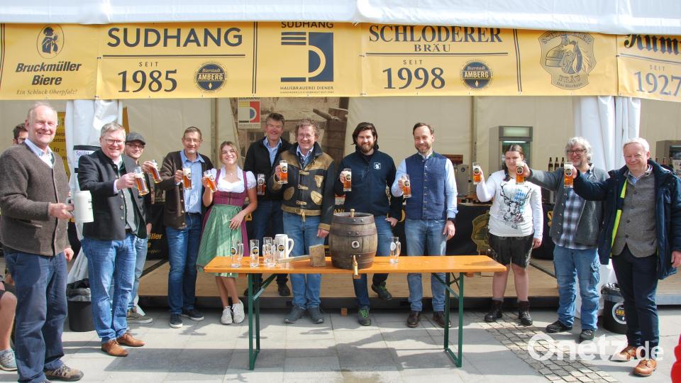 &quot;Prost! hieß es nach dem Fassanstich für die Organisatoren des Amberger Bierfestes. Bild: gsp