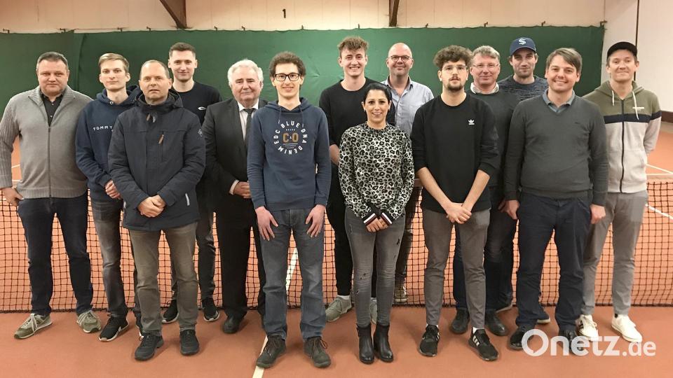 Das neu gewählte Vorstandsteam des Tennisclubs Tirschenreuth mit Vorsitzendem Claus Bäumler (links). Zur Neuwahl gratulierten Zweiter Bürgermeister Peter Gold (Fünfter von links) und ATSV-Geschäftsführerin Stefanie Zeus (Siebte von rechts). Bild: kro