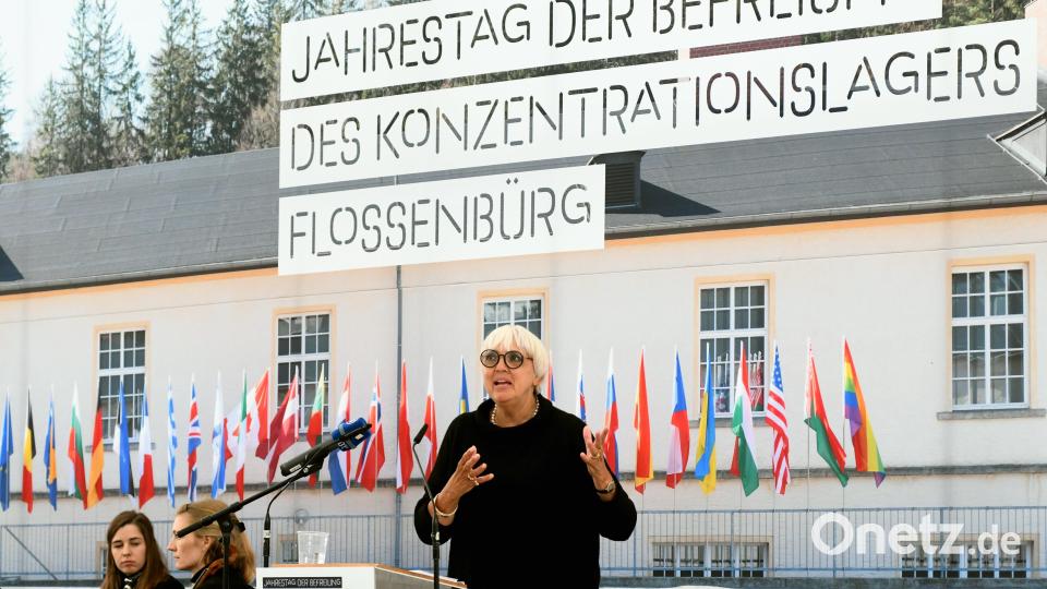 Kulturstaatsministerin Claudia Roth lobte in ihrer Rede auch die Arbeit von Gedenkstätten-Leiter Jörg Skriebeleit. Bild: Gabi Schönberger