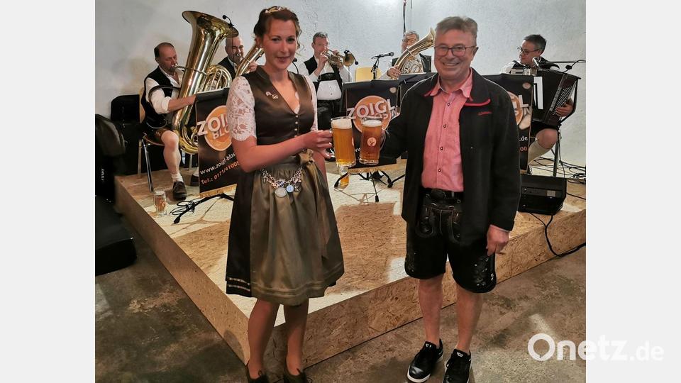Bürgermeister Reiner Gäbl begrüßte die Bayerische Bierkönigin Sarah Jäger in Eslarn. Bild: gz